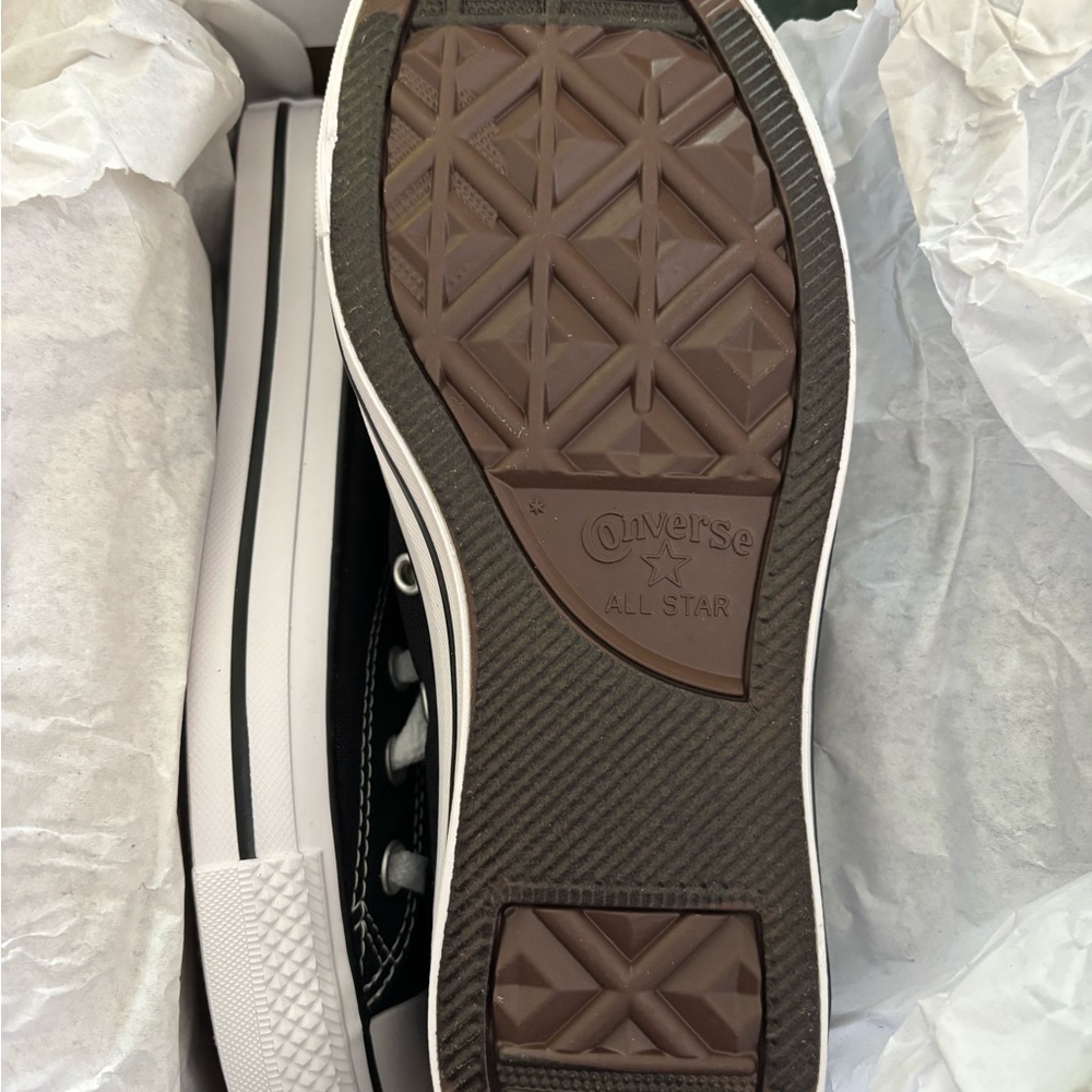 🖤🤍Converse Black High Top Sneakers 🖤🤍 - Picture 4 of 4